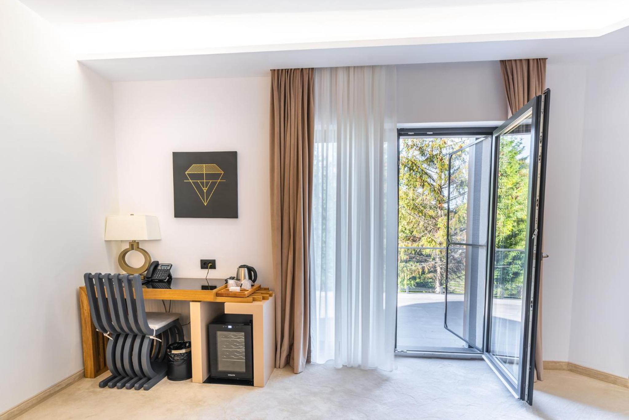 Suite with Balcony - Photo 6