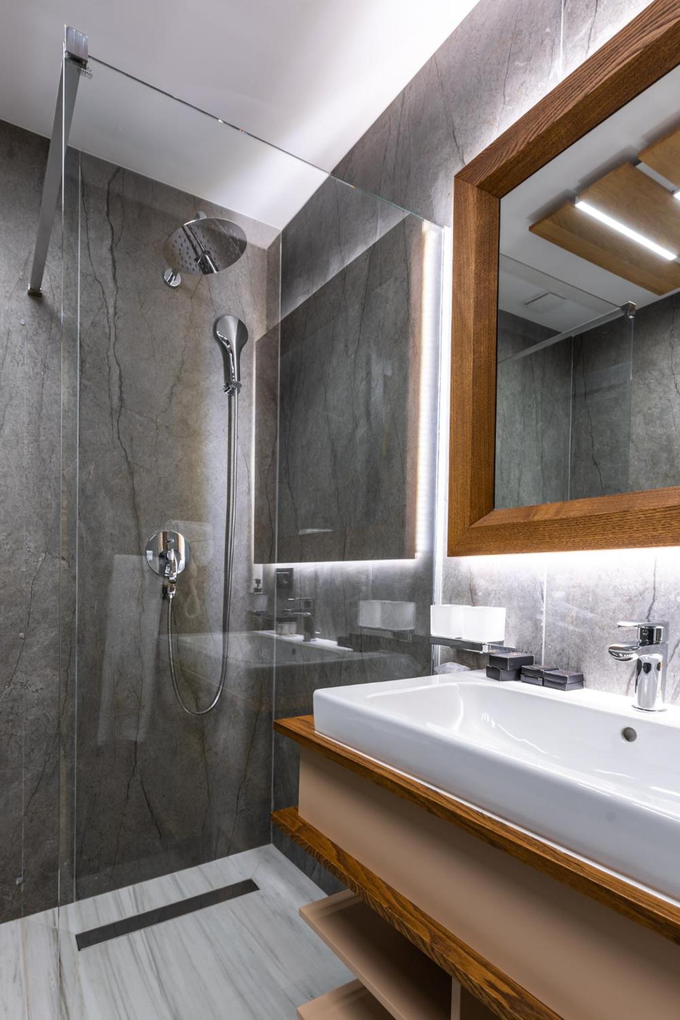 Deluxe Double Room with Balcony - Photo 4
