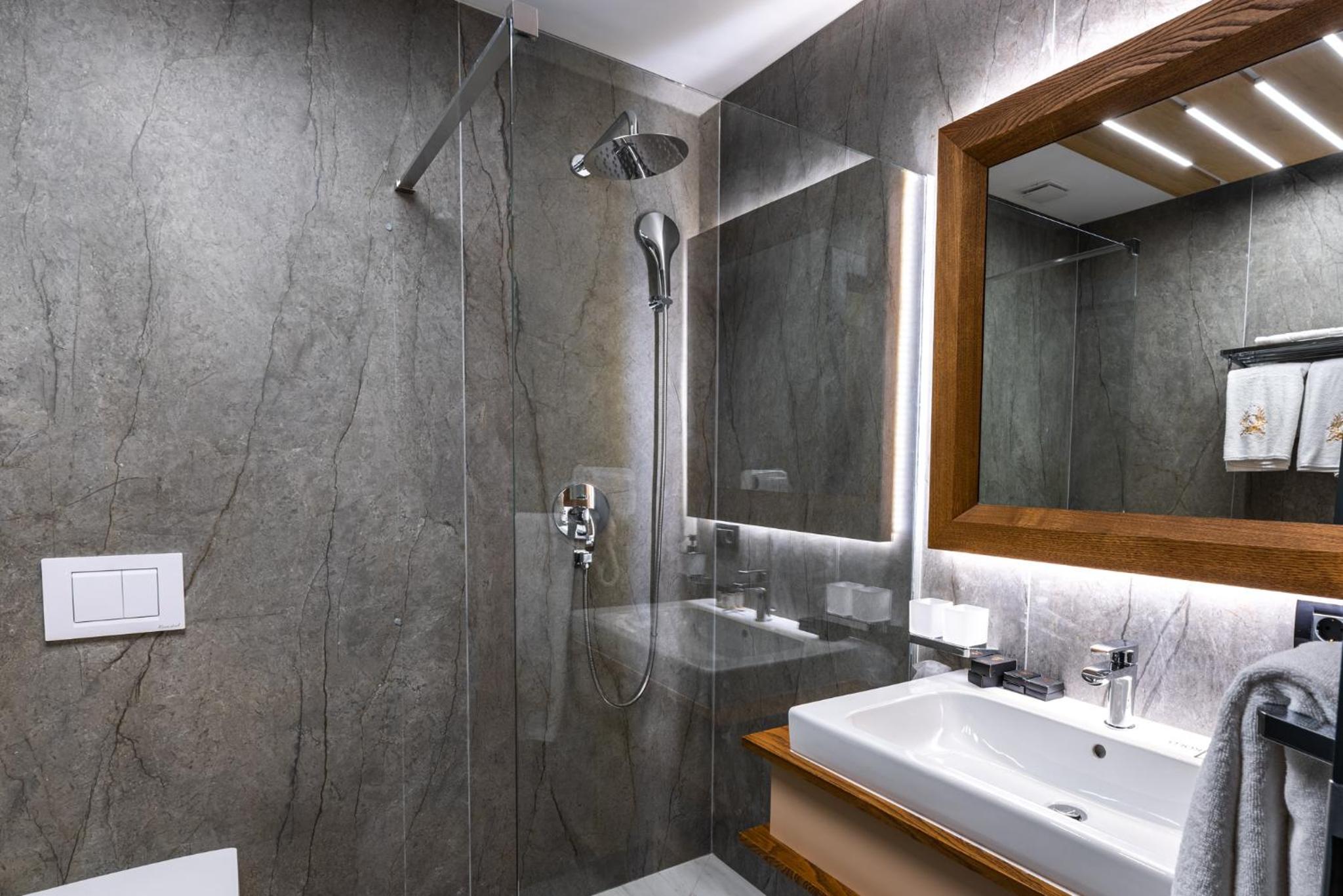 Deluxe Double Room with Balcony - Photo 5