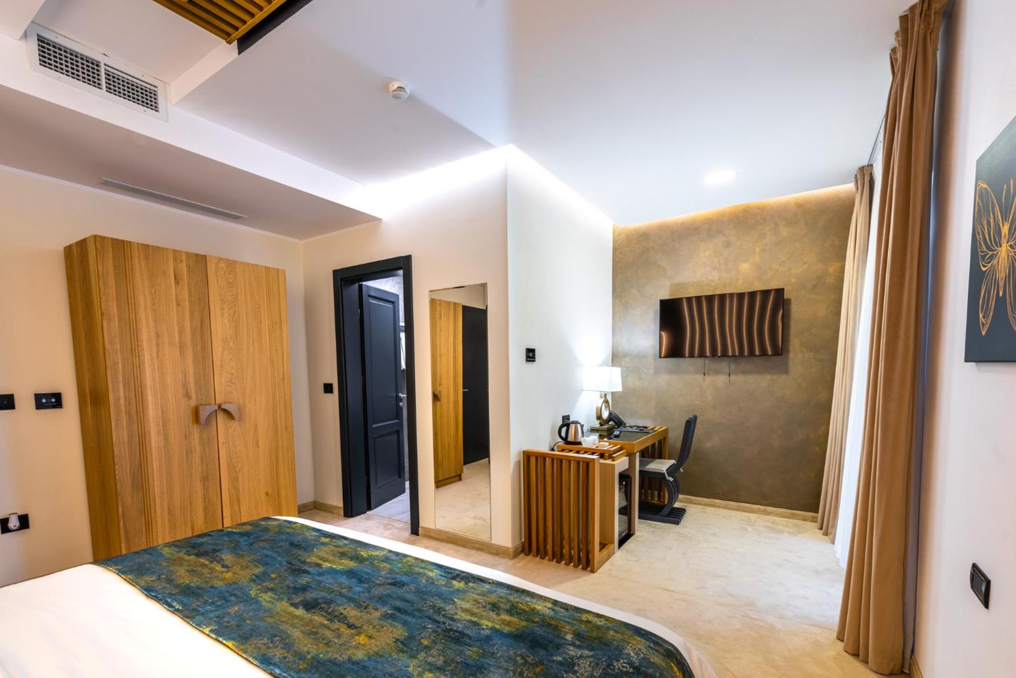 Deluxe Double Room with Balcony - Photo 6