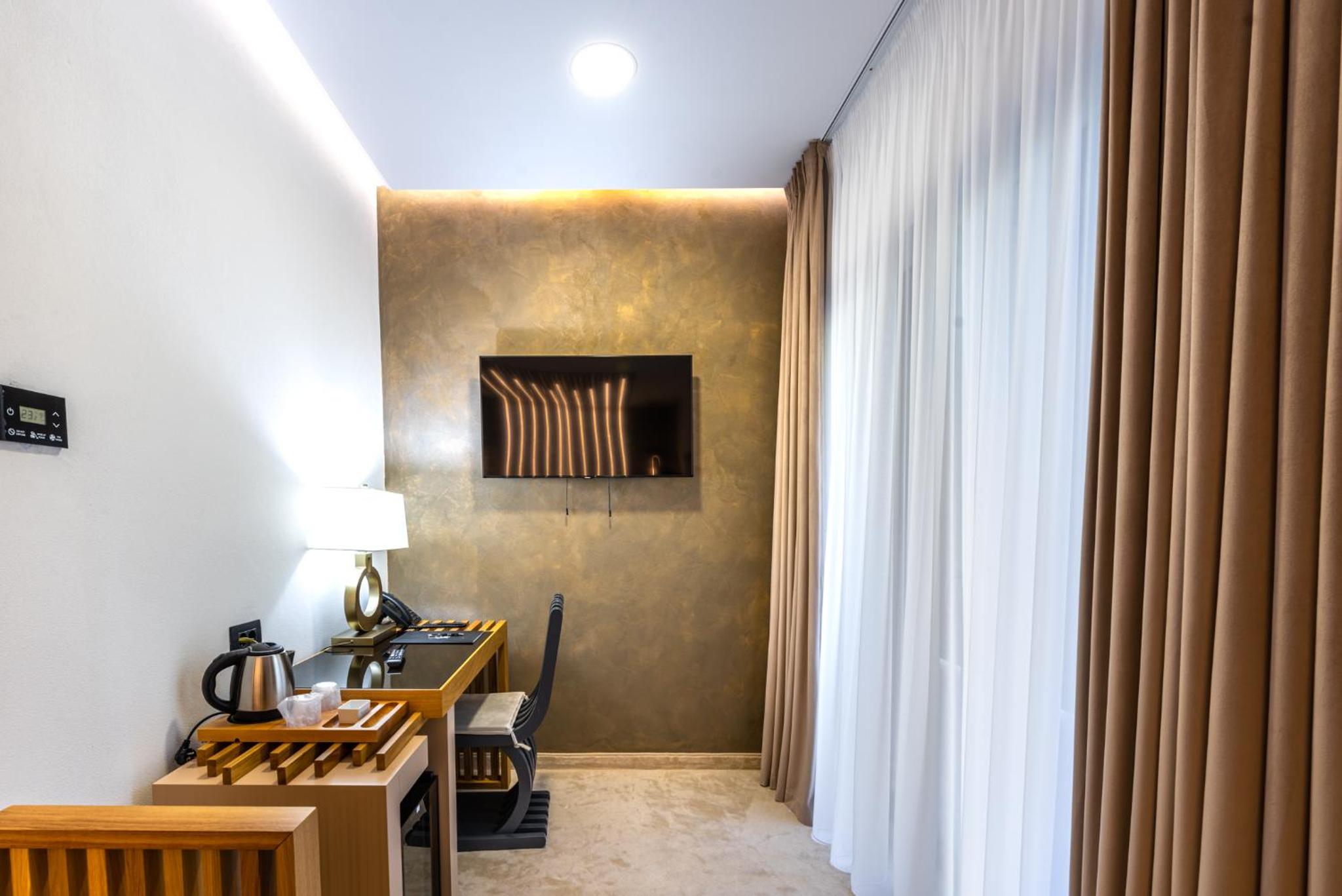 Deluxe Double Room with Balcony - Photo 7