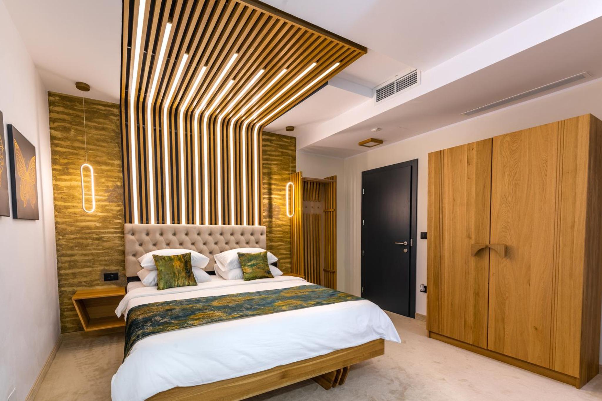 Deluxe Double Room with Balcony - Photo 8