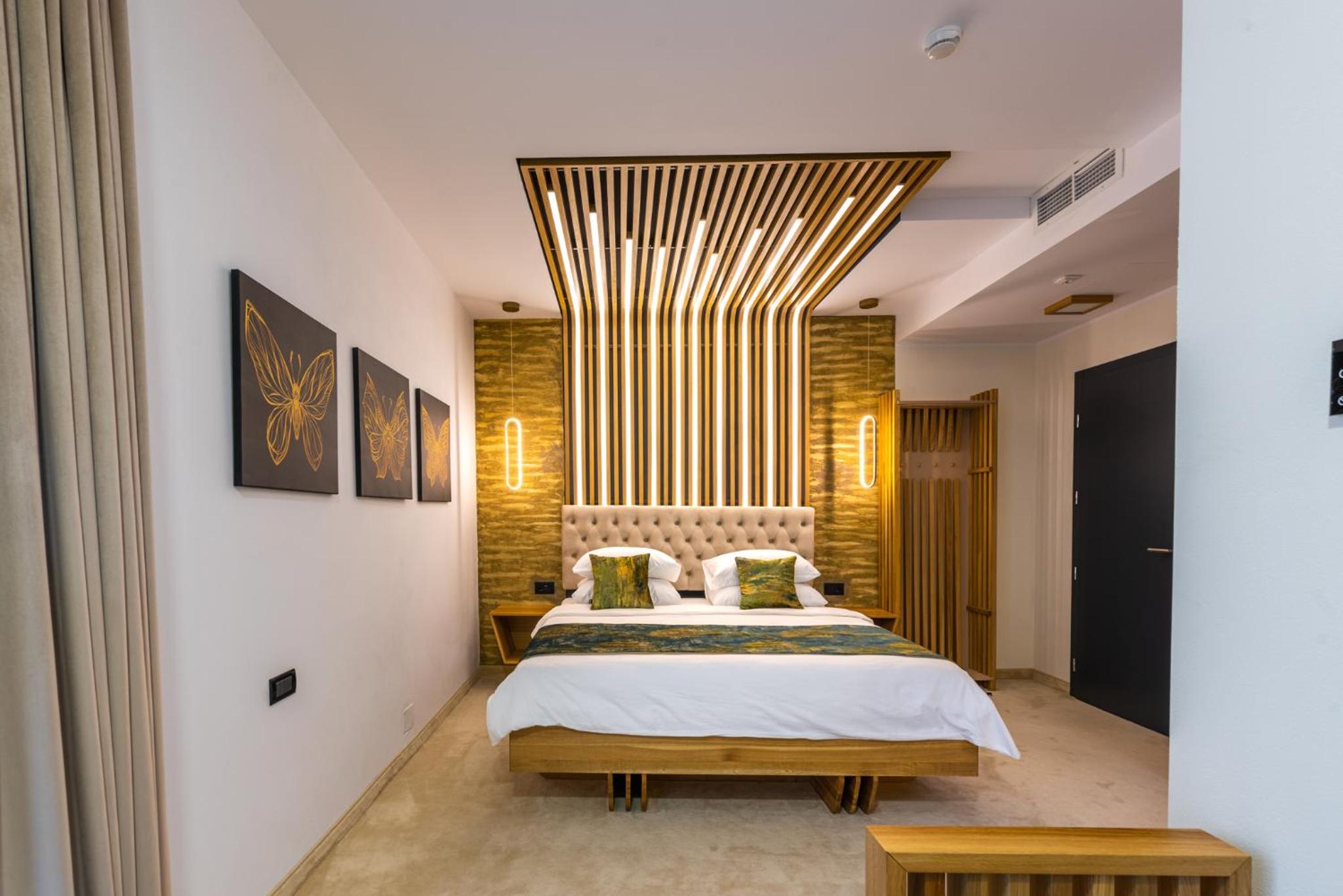 Deluxe Double Room with Balcony - Photo 9