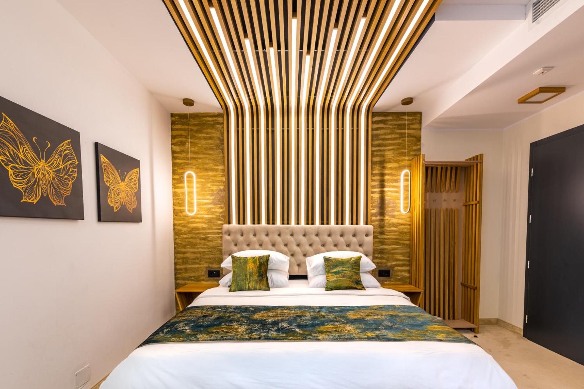 Deluxe Double Room with Balcony - Photo 10