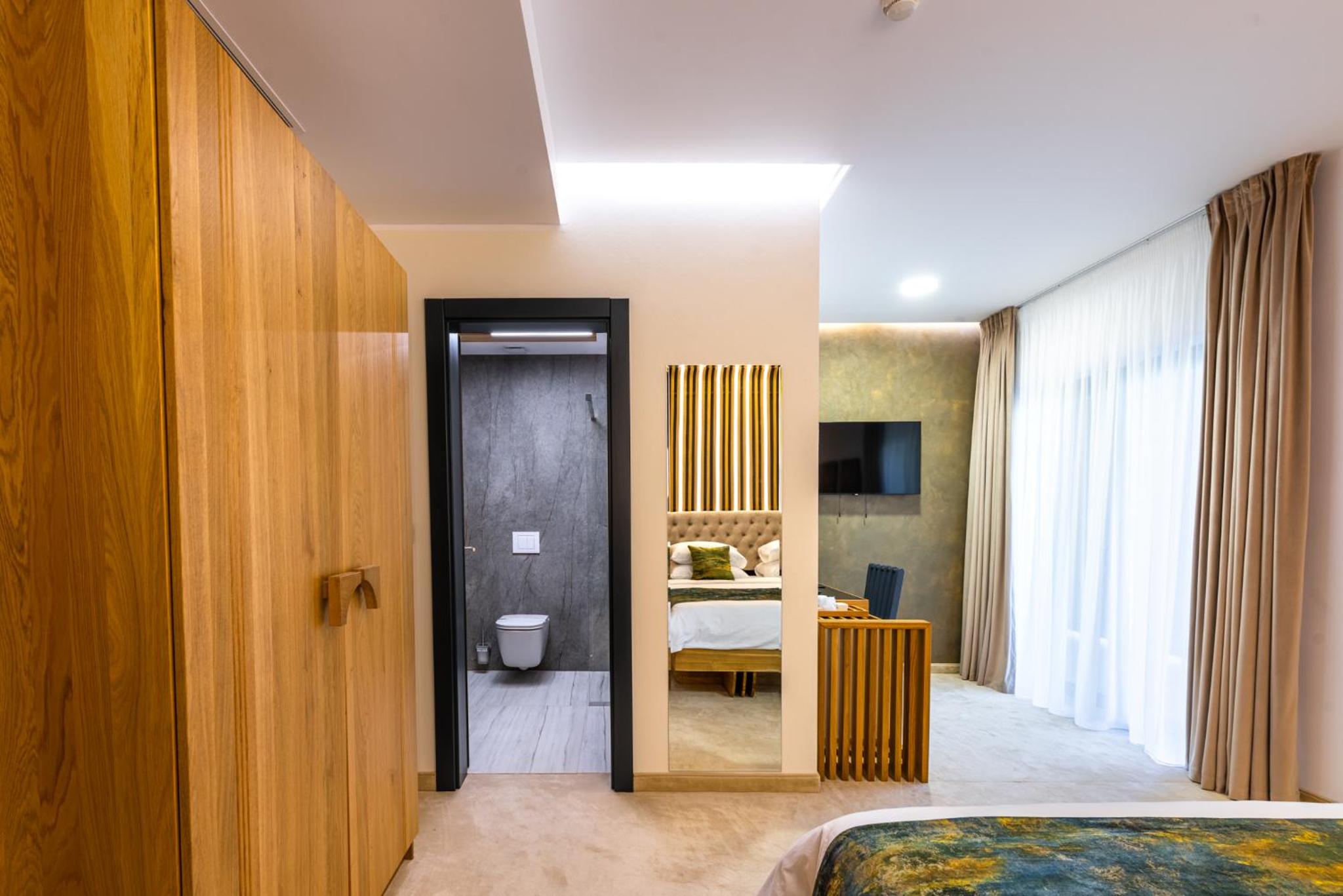 Deluxe Double Room with Balcony - Photo 11