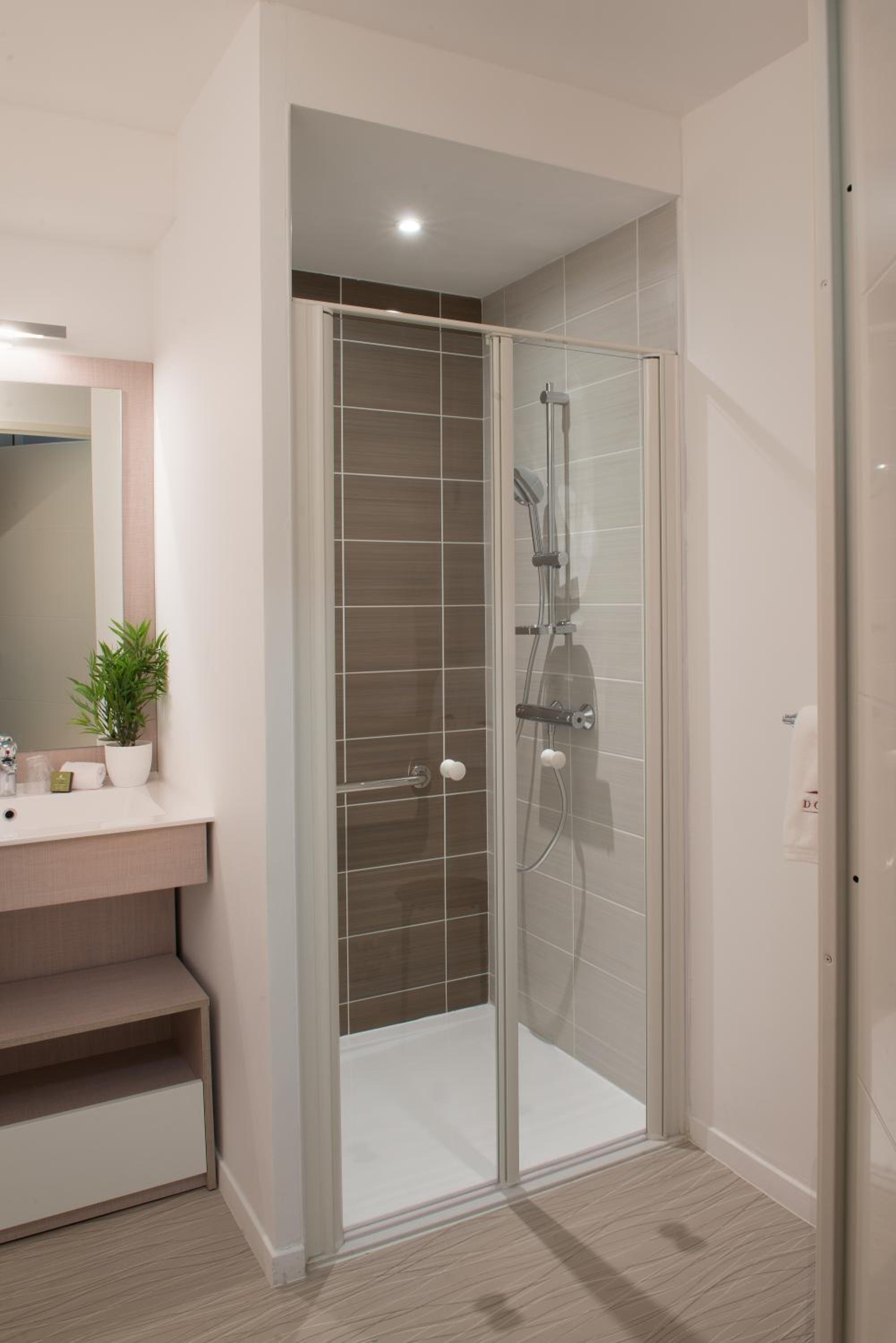 One-Bedroom Apartment - Photo 2