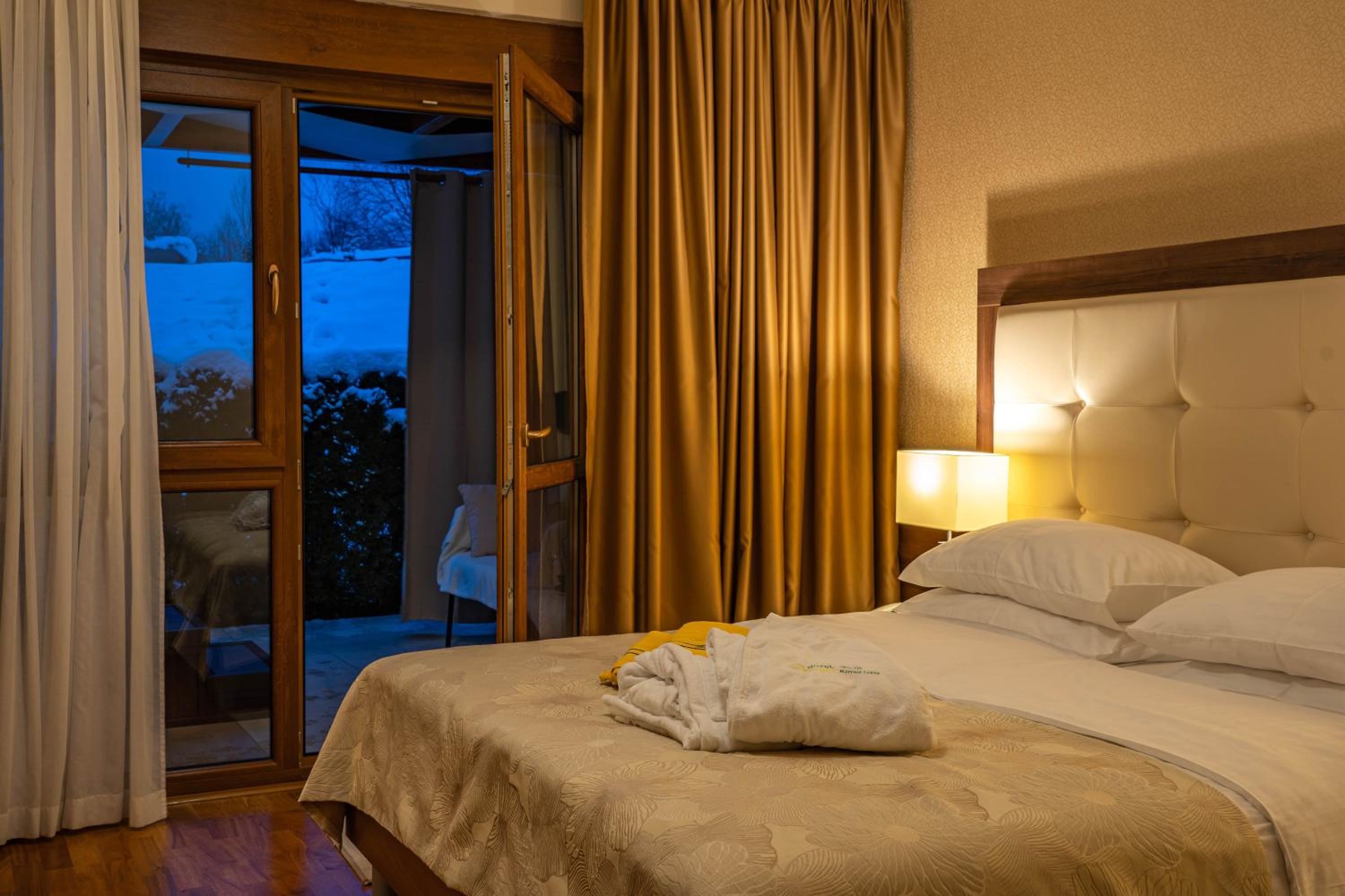 Double Room with Private Jacuzzi Patio photo 1