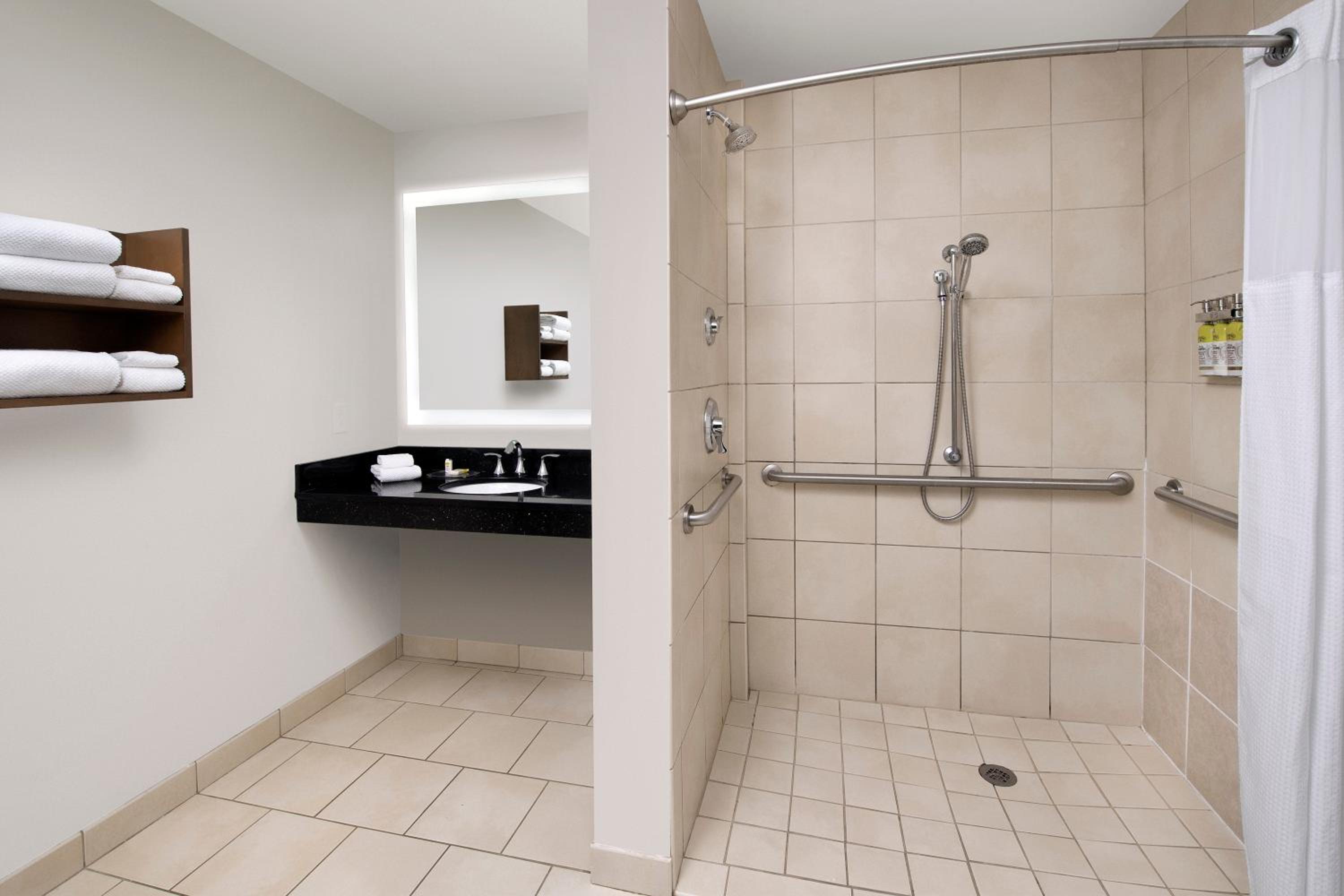 Queen Suite - Hearing Accessible - Photo 9