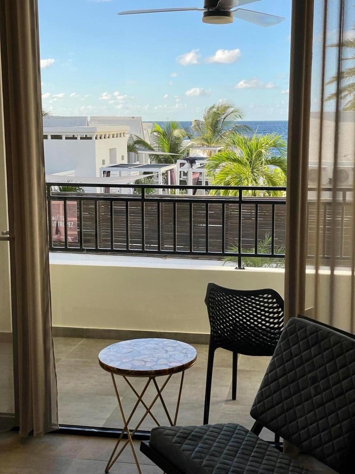 Comfort King Room with Balcony and Ocean View photo 3