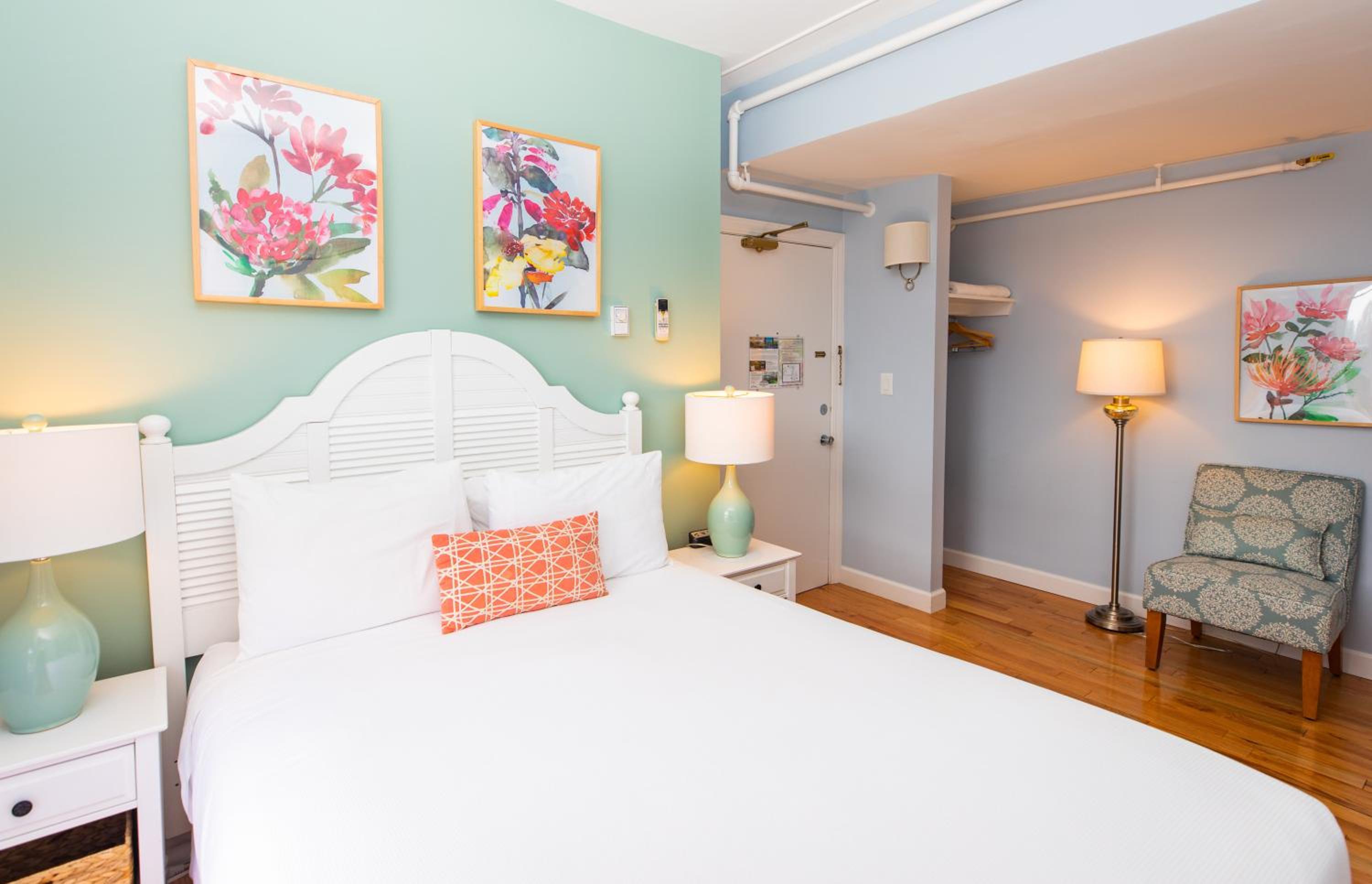 Standard Queen Room - Photo 7