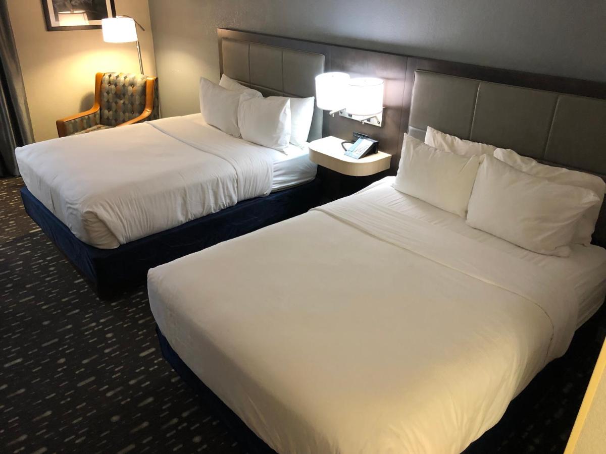 Queen Room with Two Queen Beds - Non-Smoking photo 3