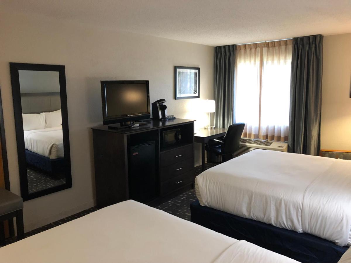 Queen Room with Two Queen Beds - Non-Smoking photo 2