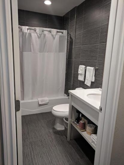 King Room - Non-Smoking - Photo 8