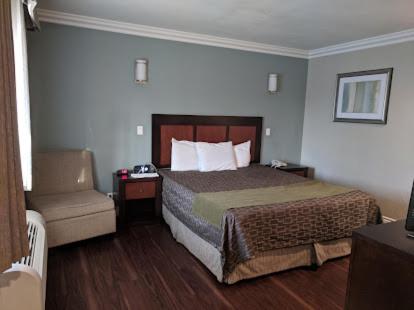 King Room - Non-Smoking - Photo 7