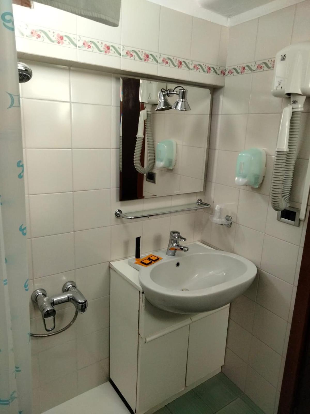 Classic Quadruple Room - Photo 7