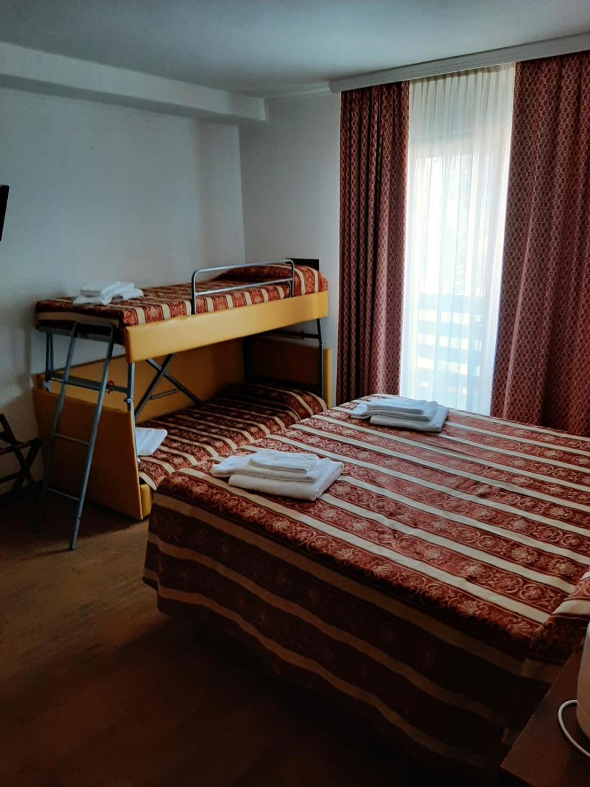Classic Quadruple Room - Photo 2