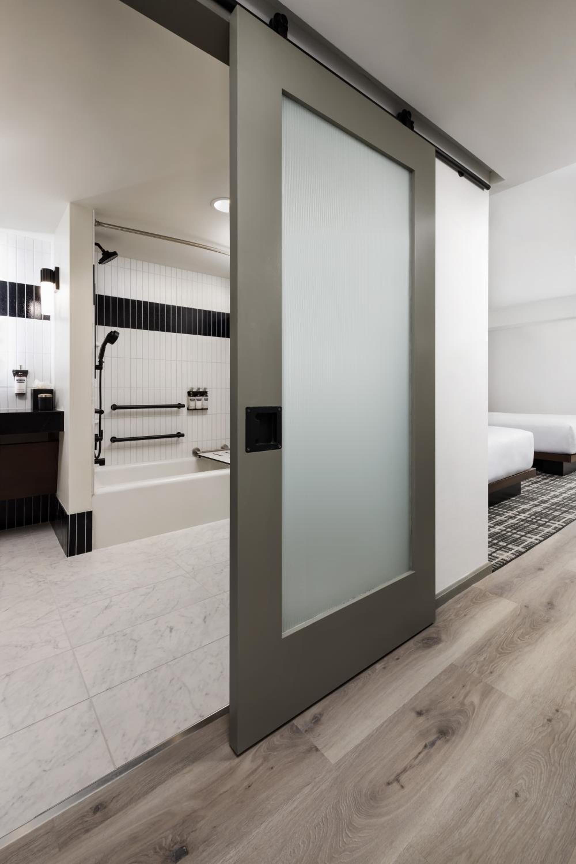 ADA King Room with Tub - Photo 4