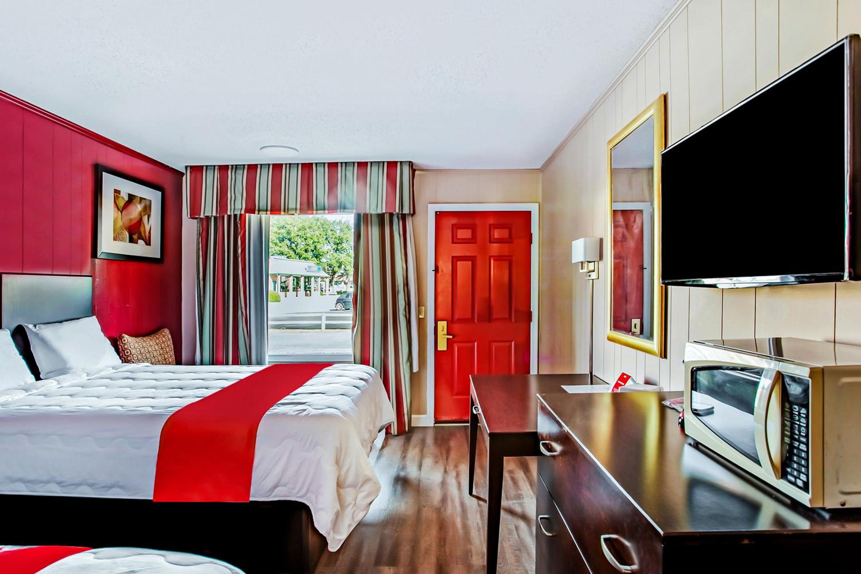 Queen Room with Two Queen Beds - Photo 3