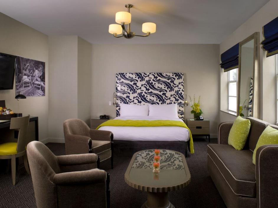 Junior Suite One King Bed with Sofa Bed - Disability Access - Photo 2