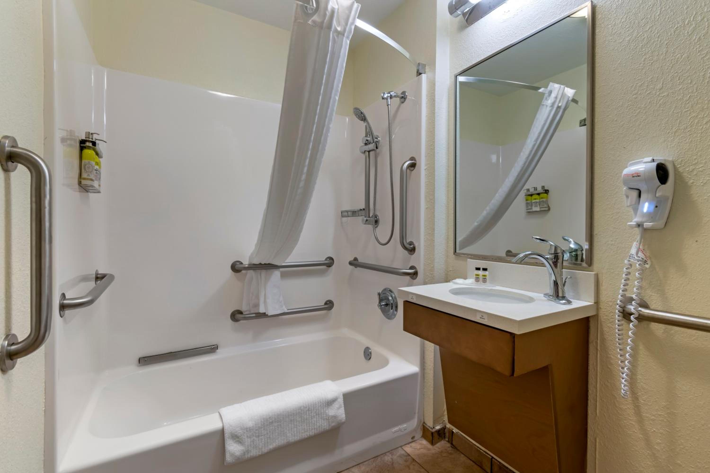 One-Bedroom King Suite - Photo 2