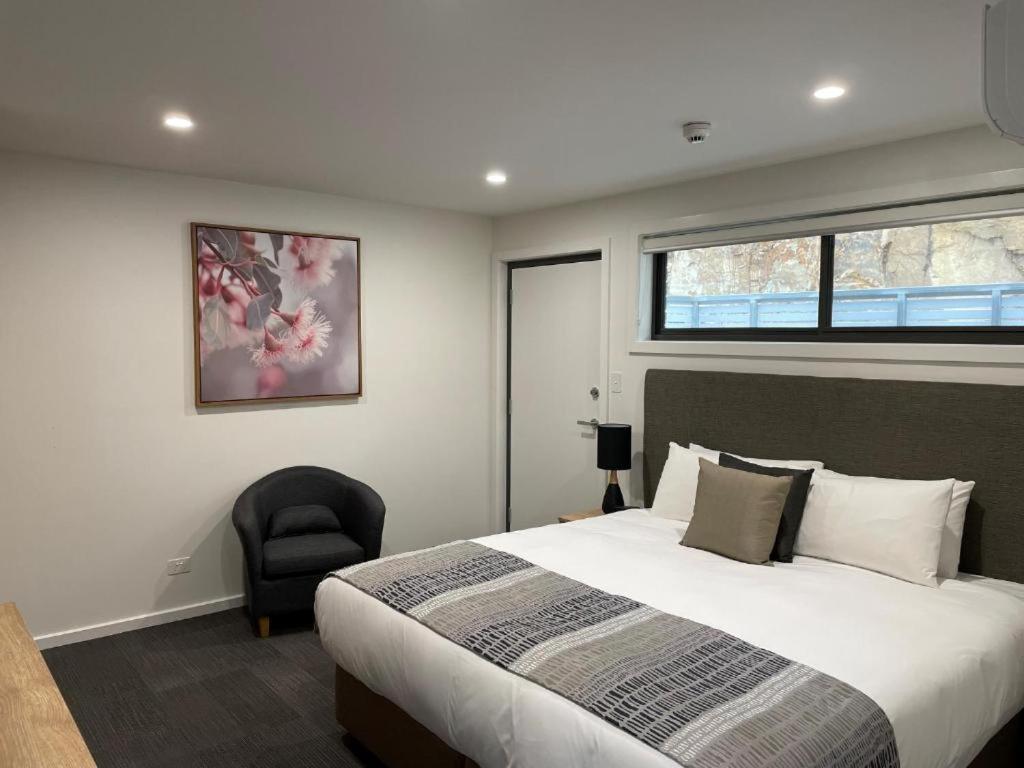 Deluxe King Room - Photo 7