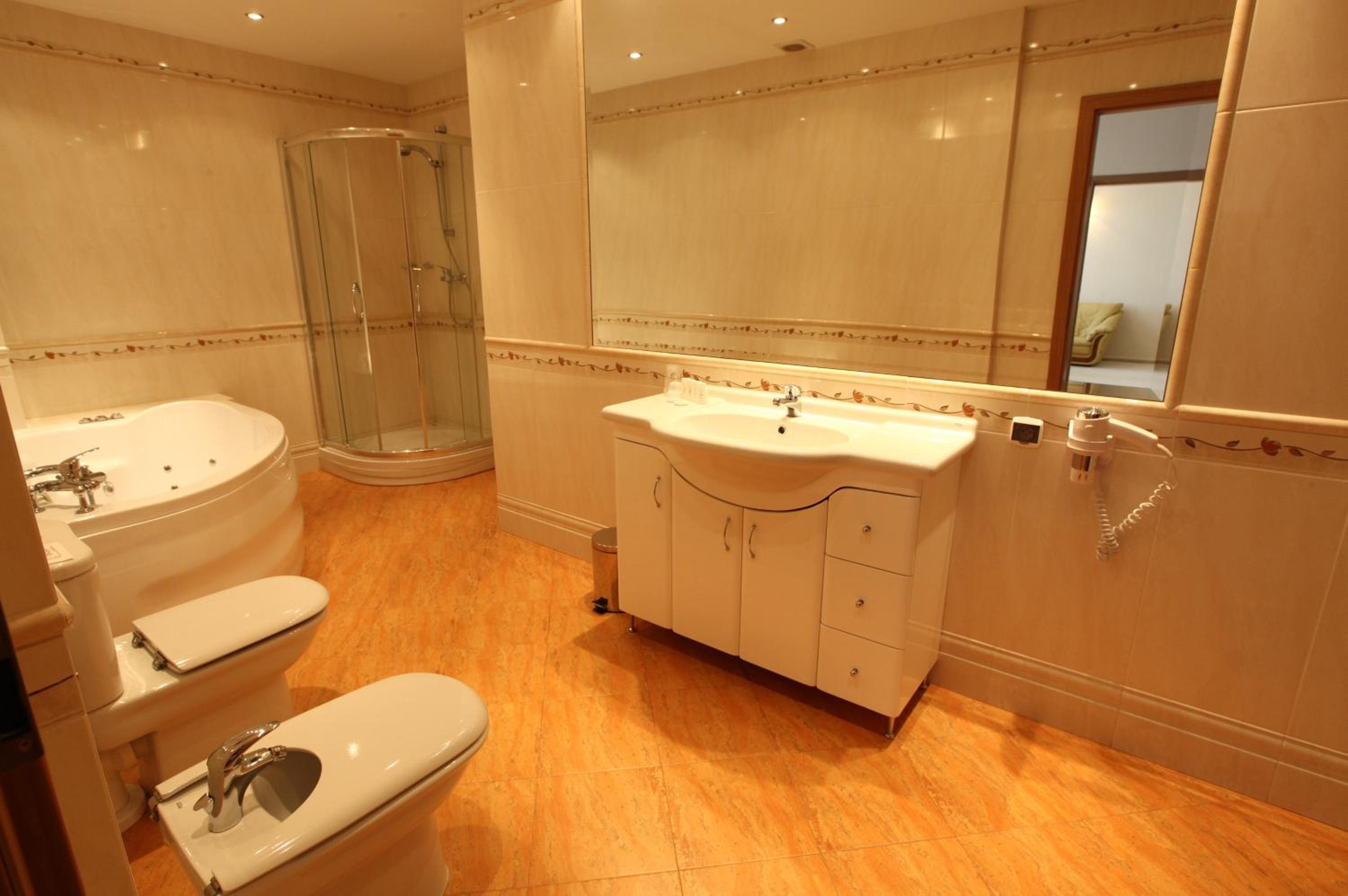 Deluxe Suite with Spa Bath photo 2