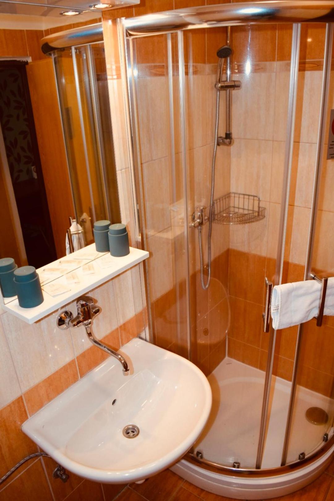 Standard Twin Room - Photo 11