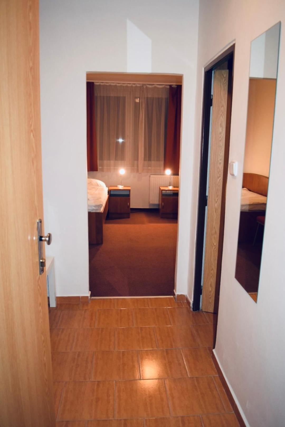 Standard Twin Room - Photo 14