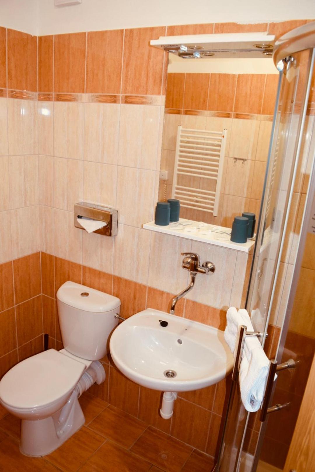 Standard Twin Room - Photo 20