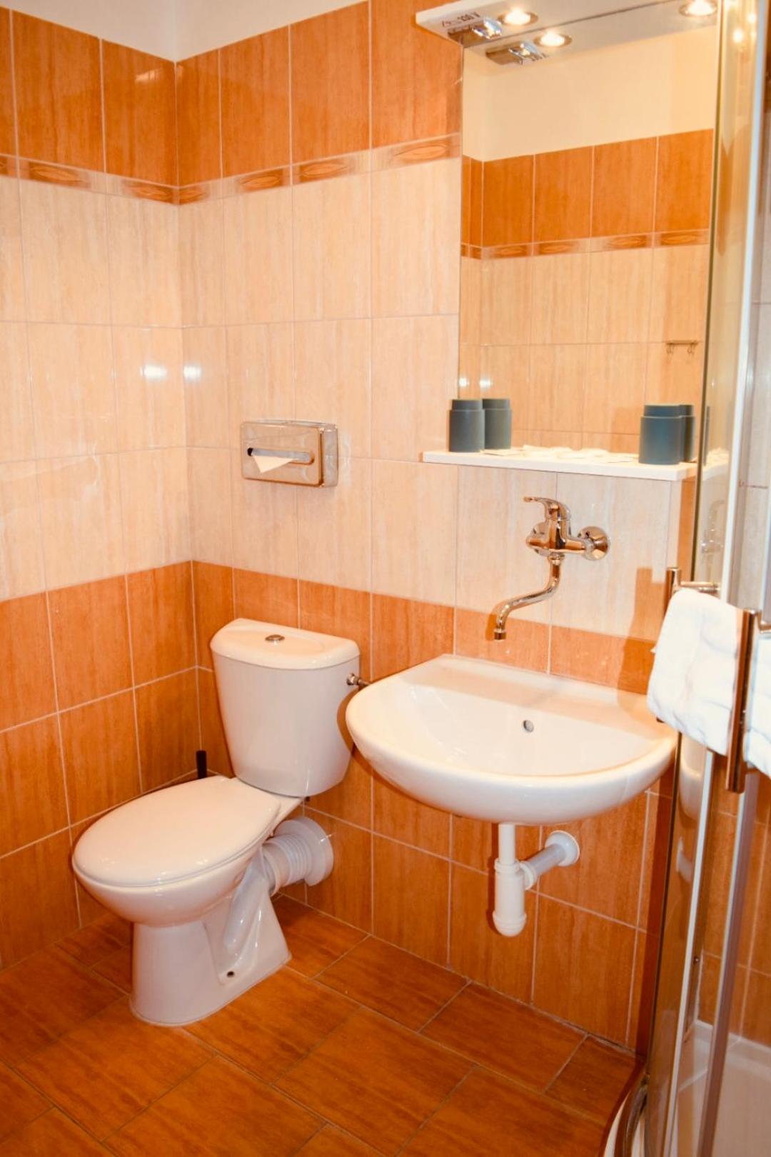 Standard Twin Room - Photo 16
