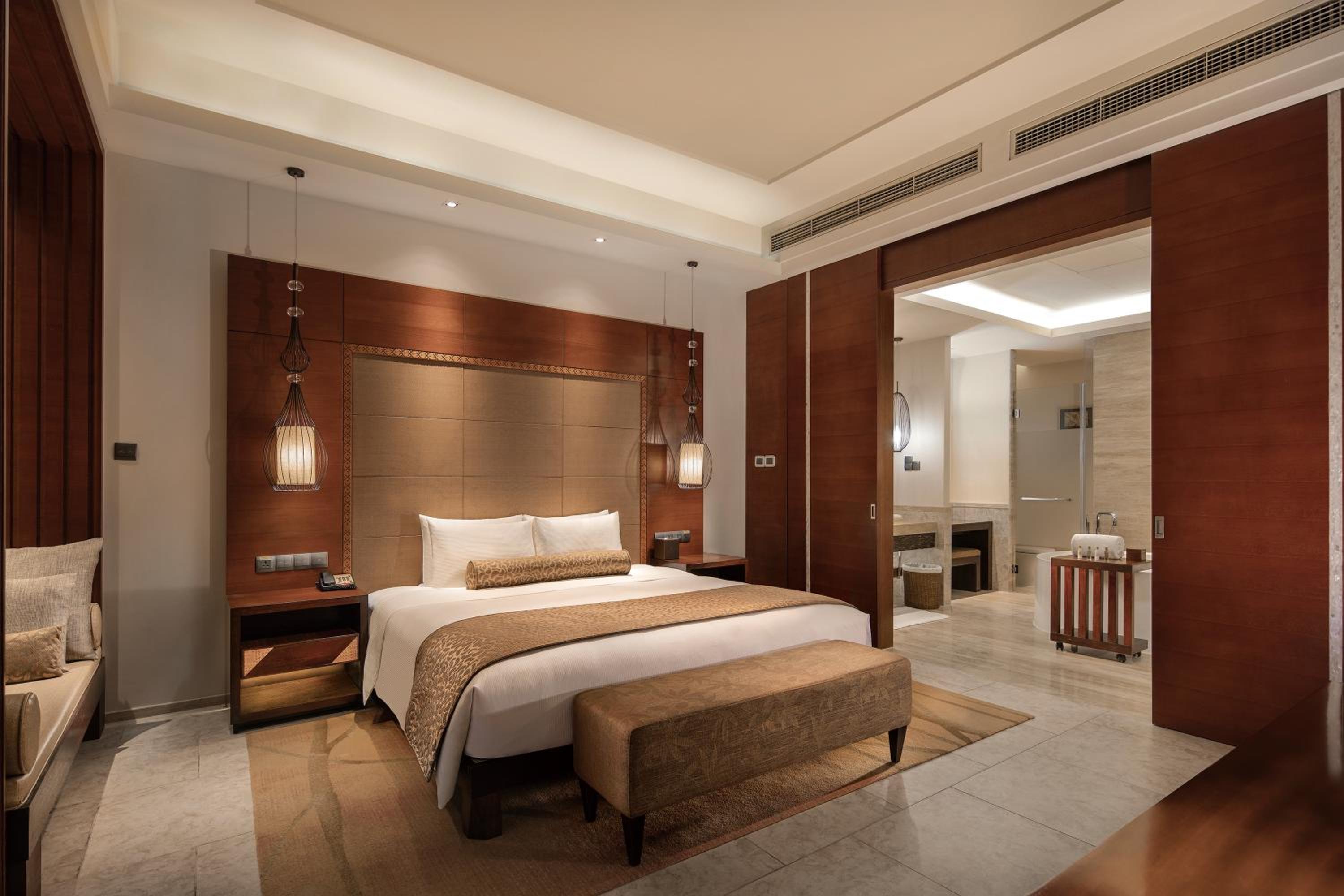 Family Suite with King Bed photo 1