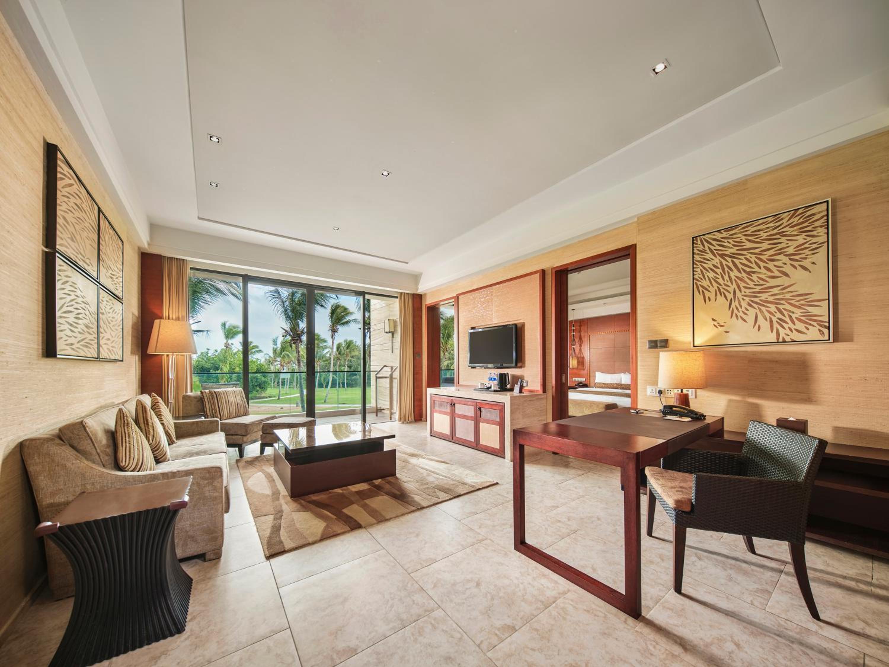 Family Suite with King Bed photo 2