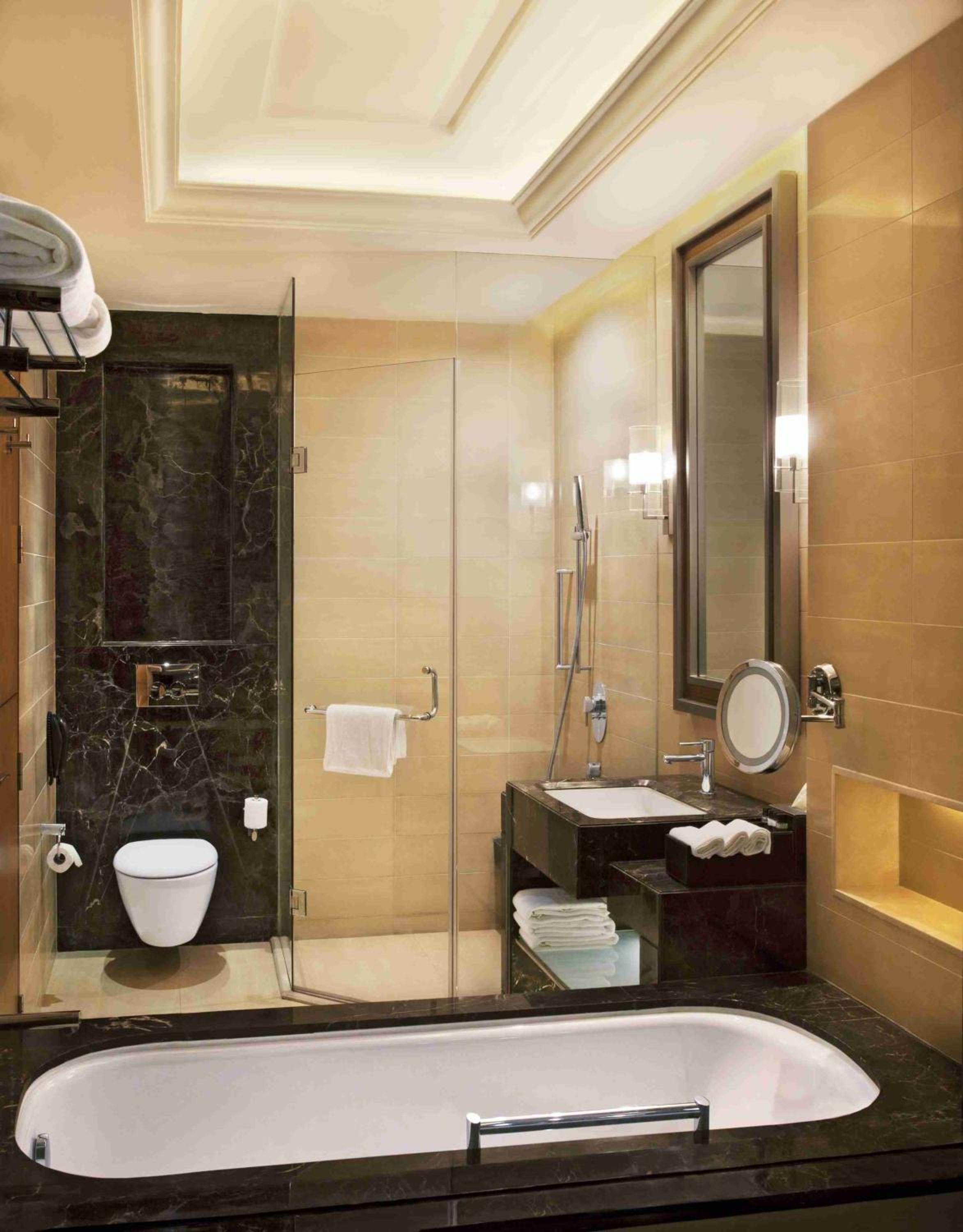 Standard King Room with Lounge Access - Photo 5