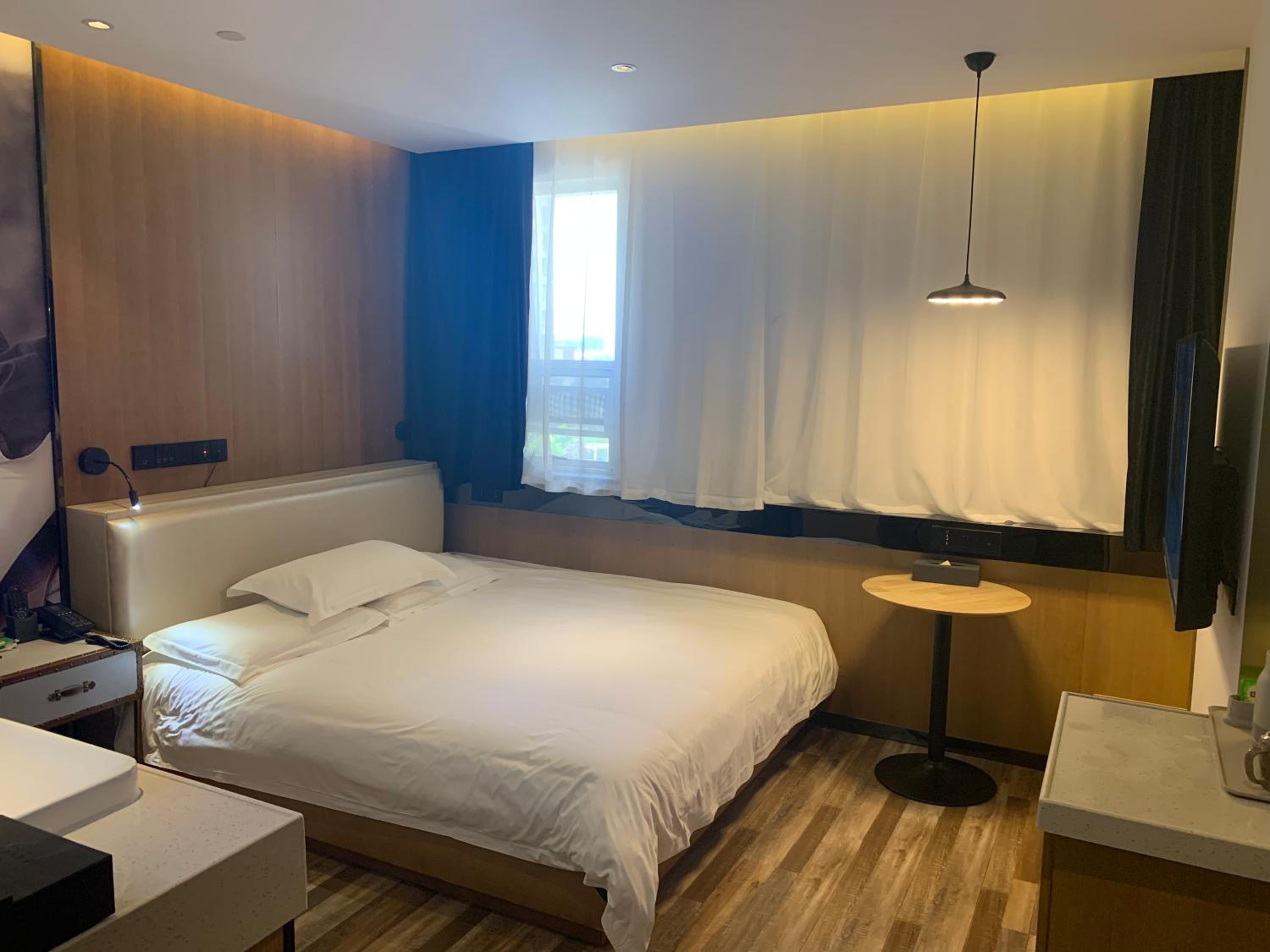 Queen Room photo 2