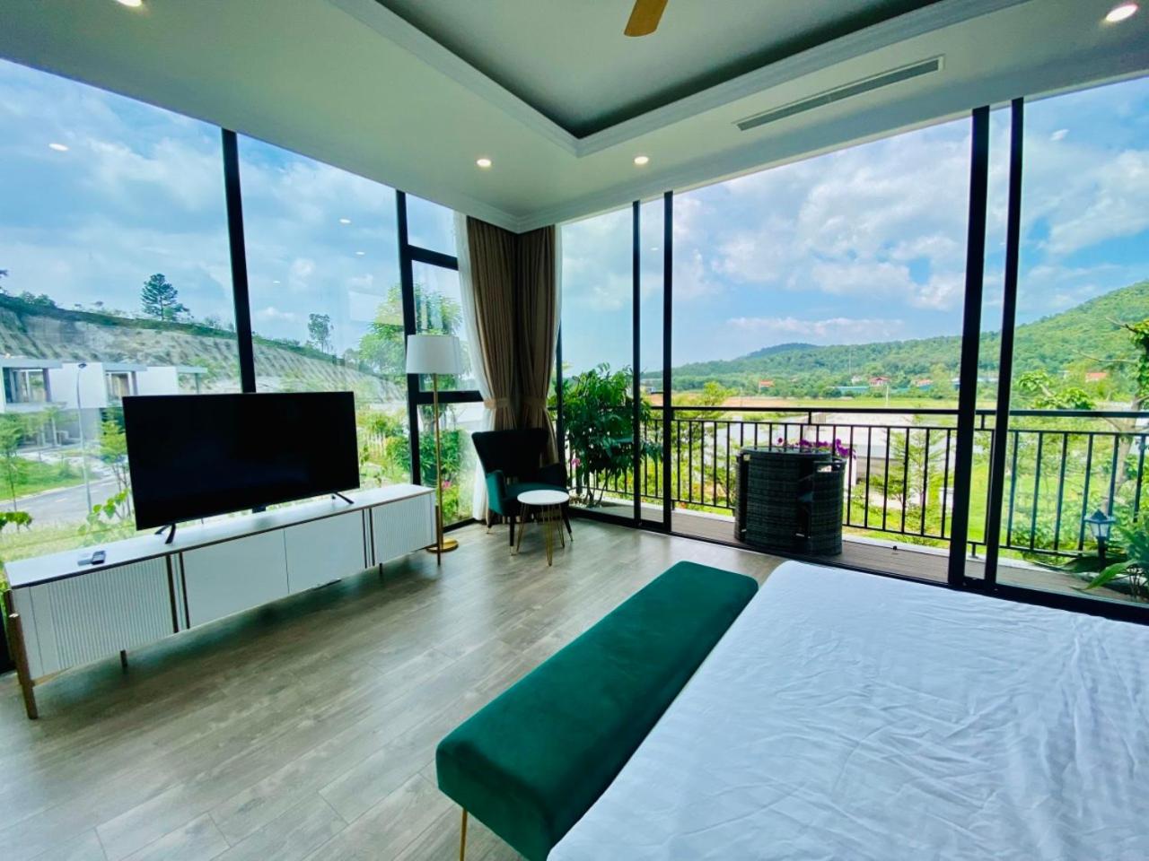Three-Bedroom Villa photo 2