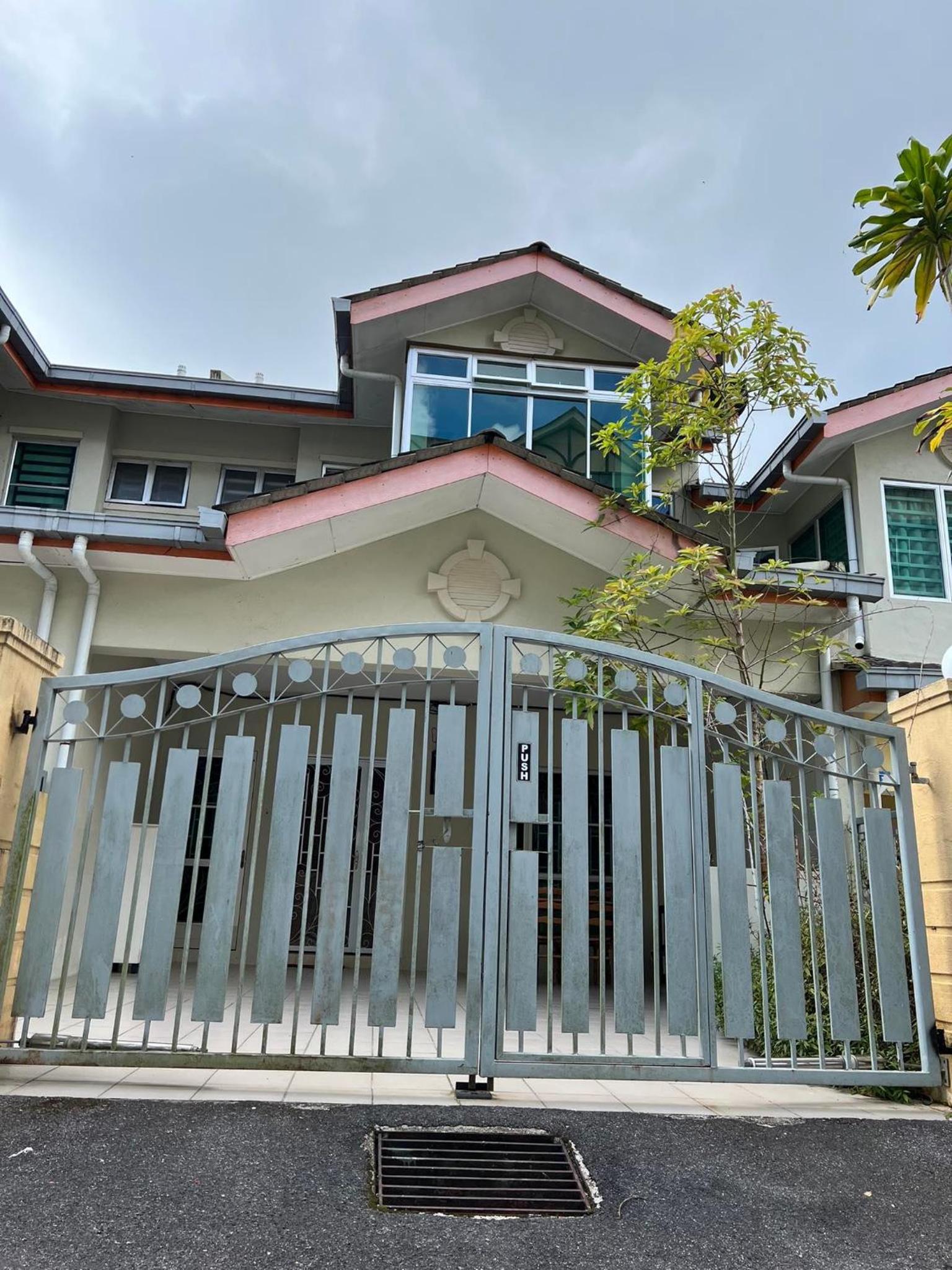 Five-Bedroom House photo 1