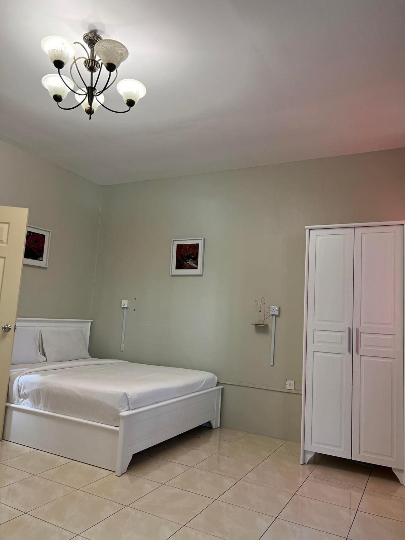 Five-Bedroom House photo 3