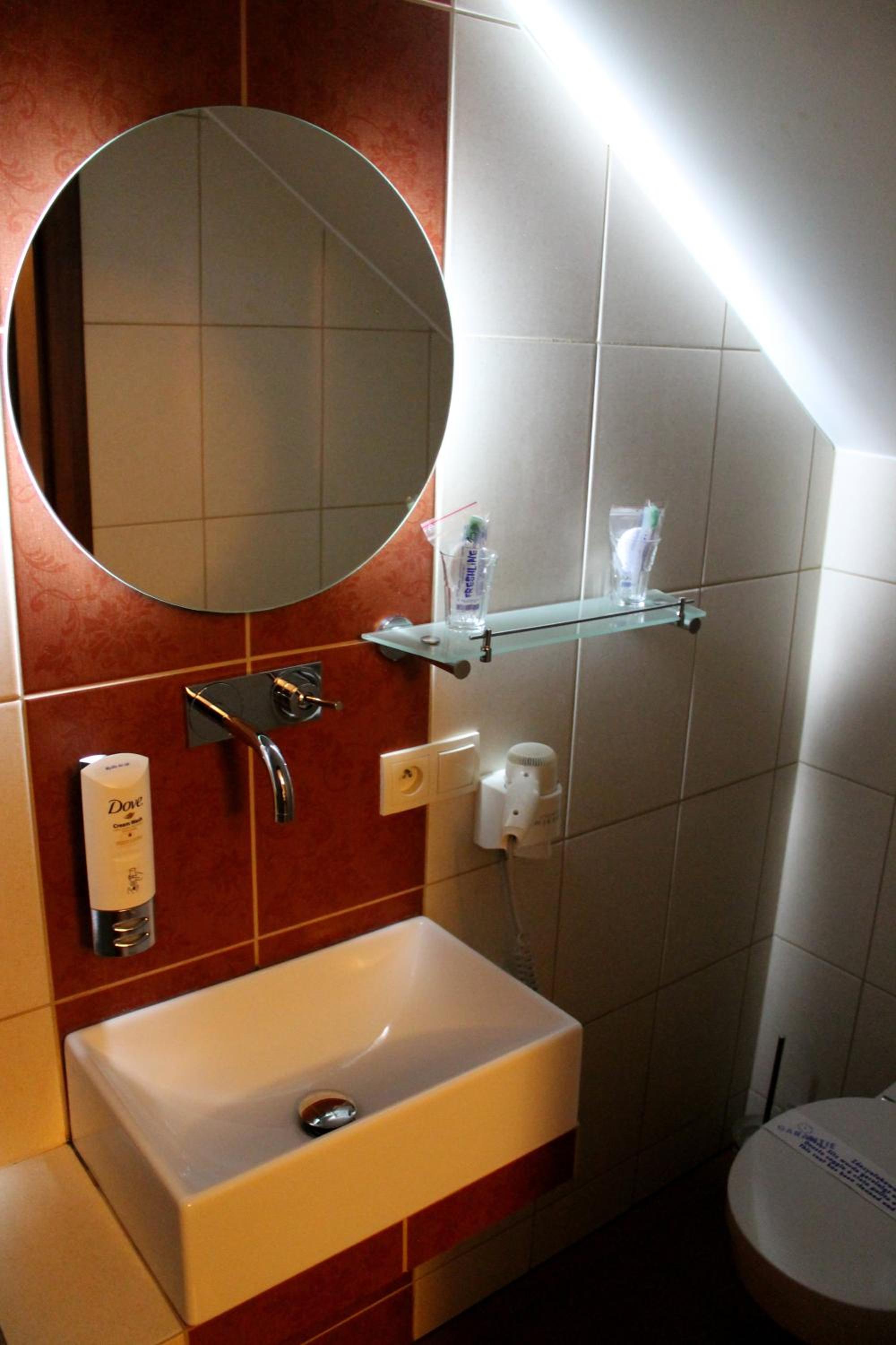 Standard Double Room - Photo 9