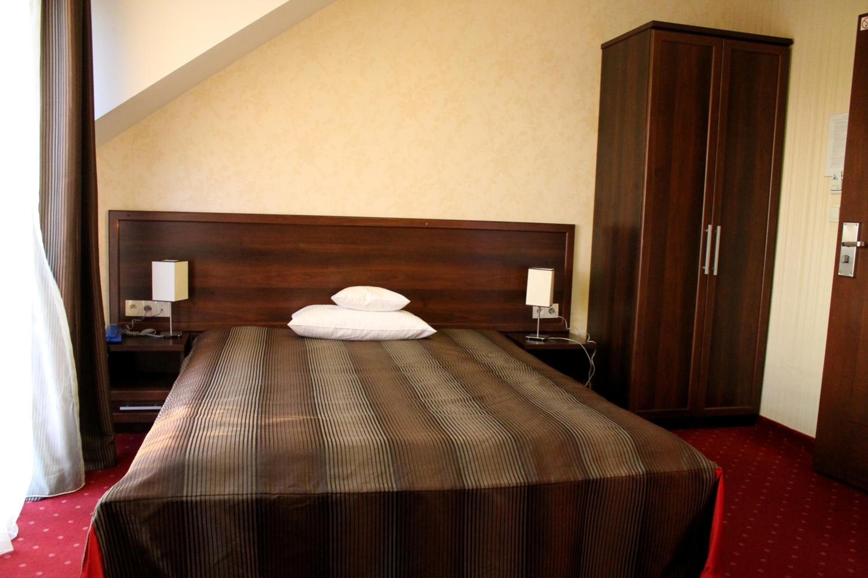 Standard Double Room - Photo 11