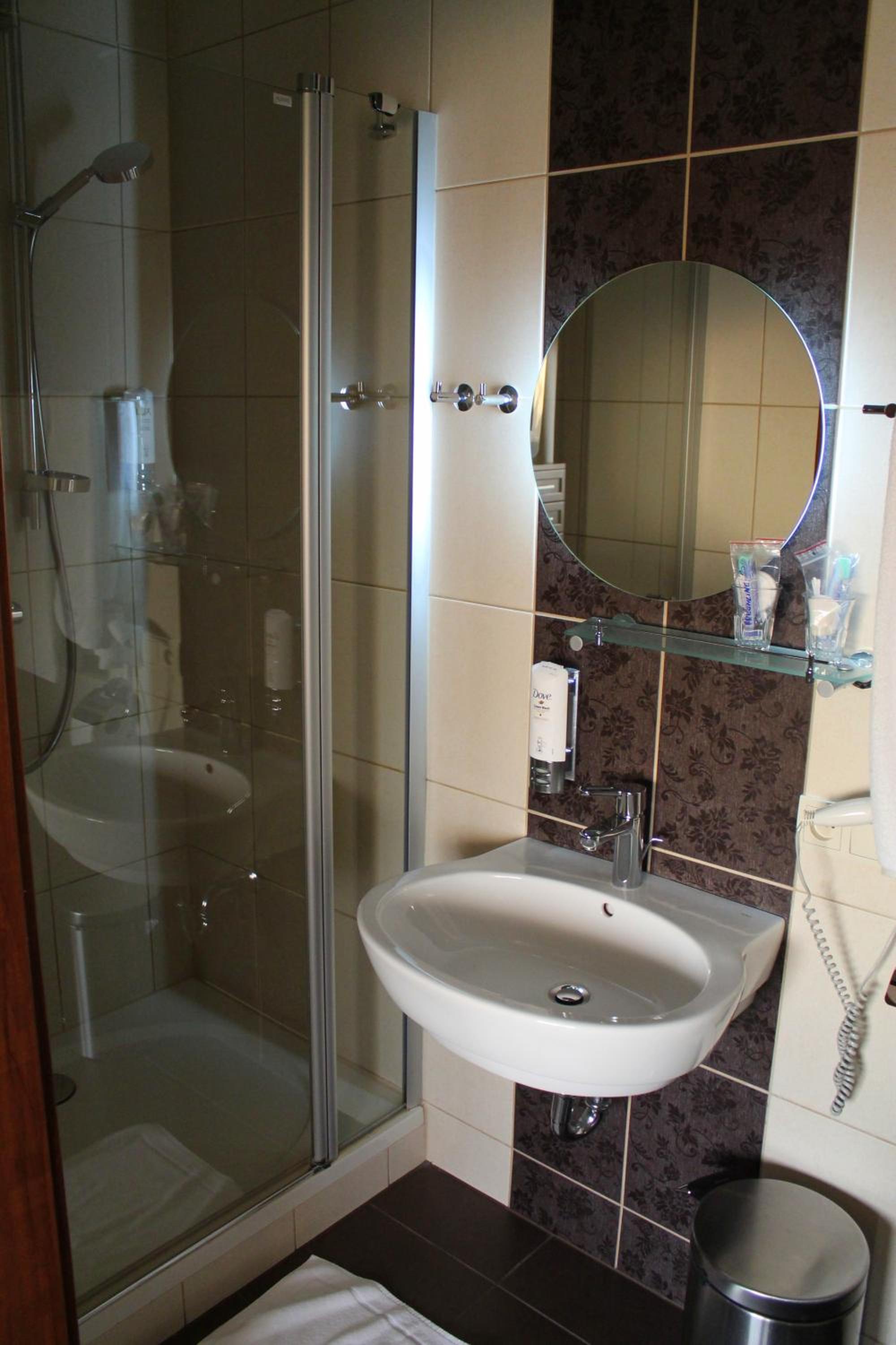 Standard Double Room - Photo 12