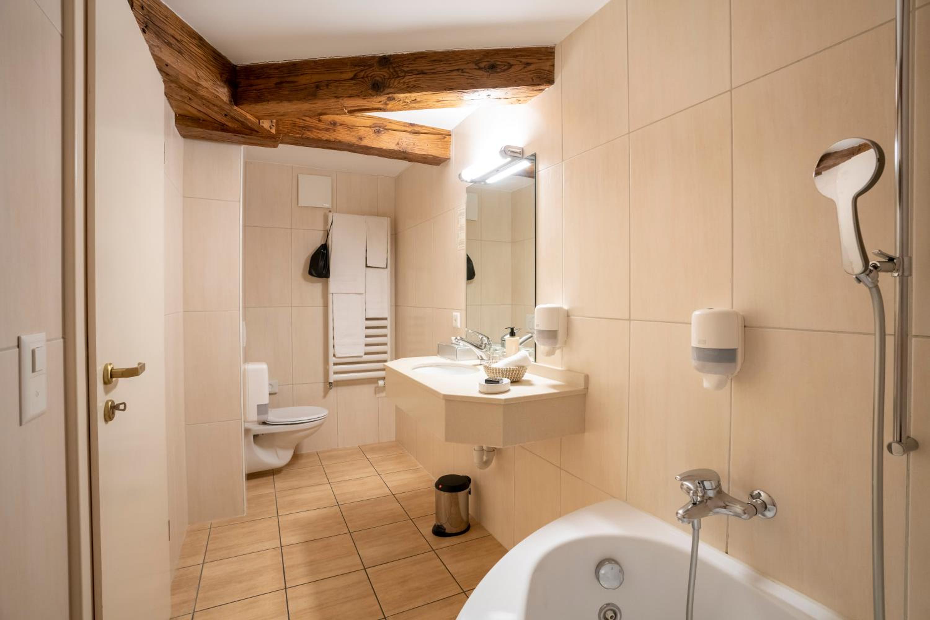 Deluxe Double Room - Photo 8