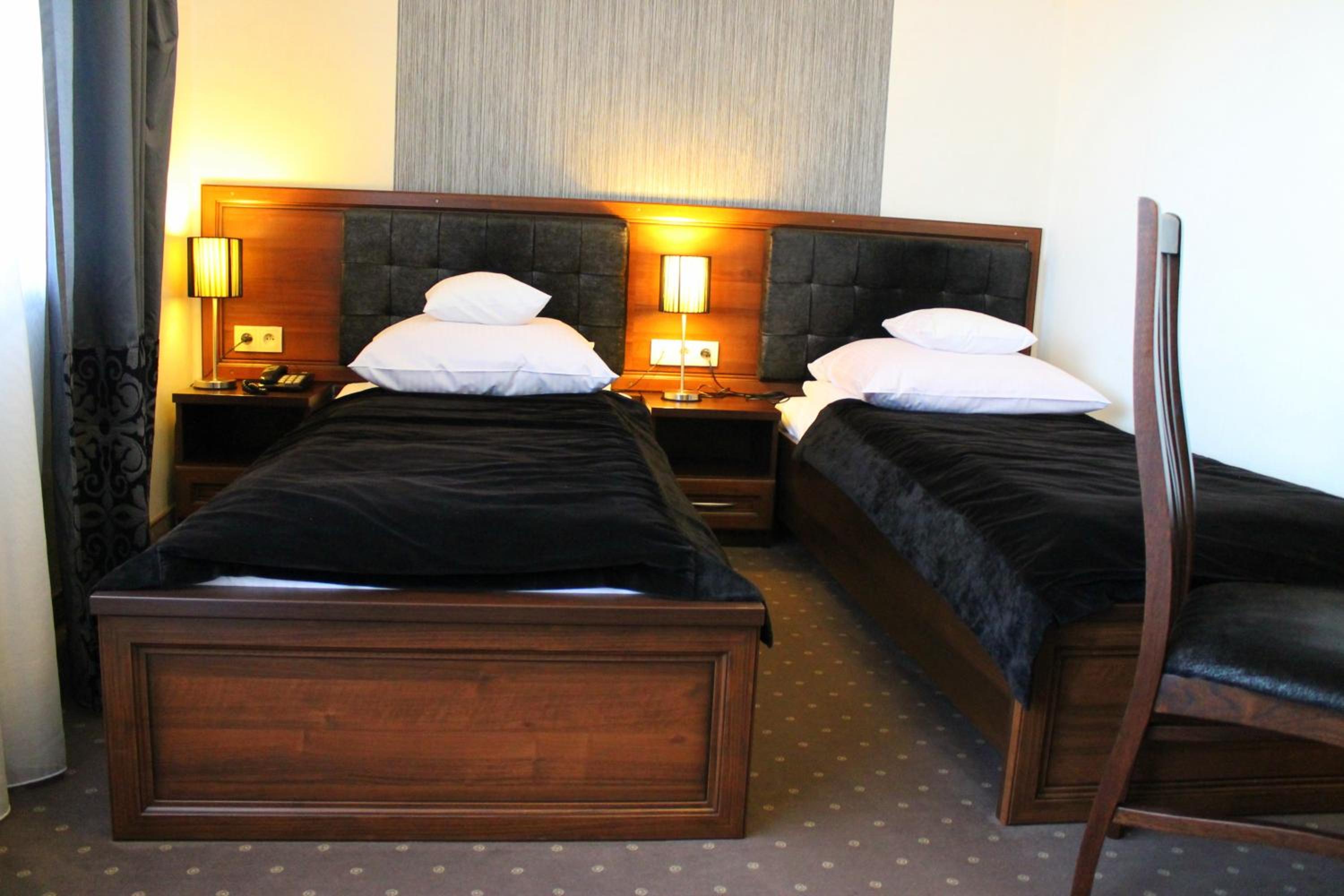 Standard Twin Room - Photo 4
