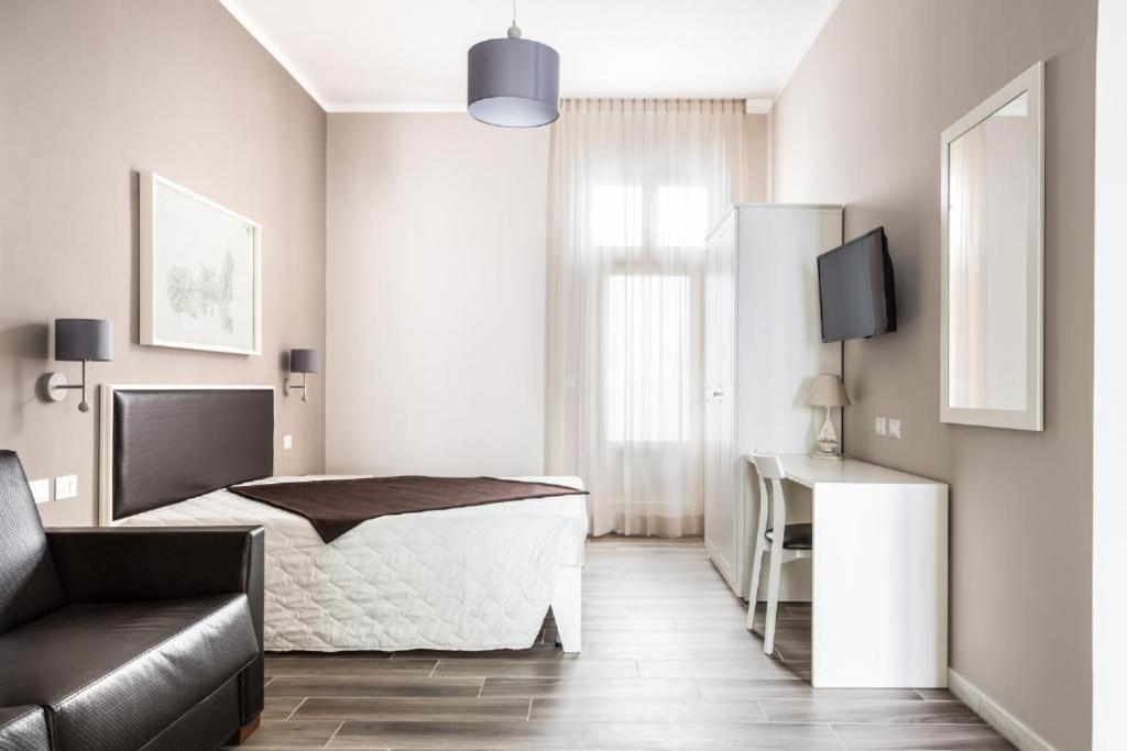 One-Bedroom Apartment - Photo 2