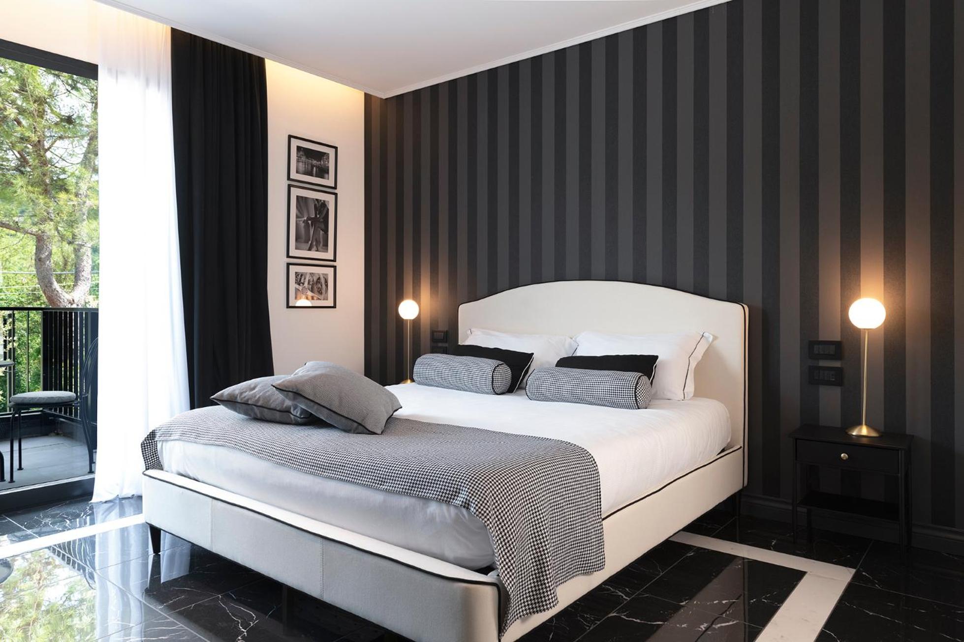 Deluxe King Room - Photo 9