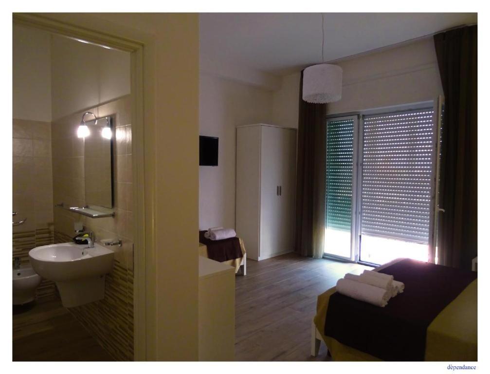 Superior Triple Room with Sea View - Photo 24