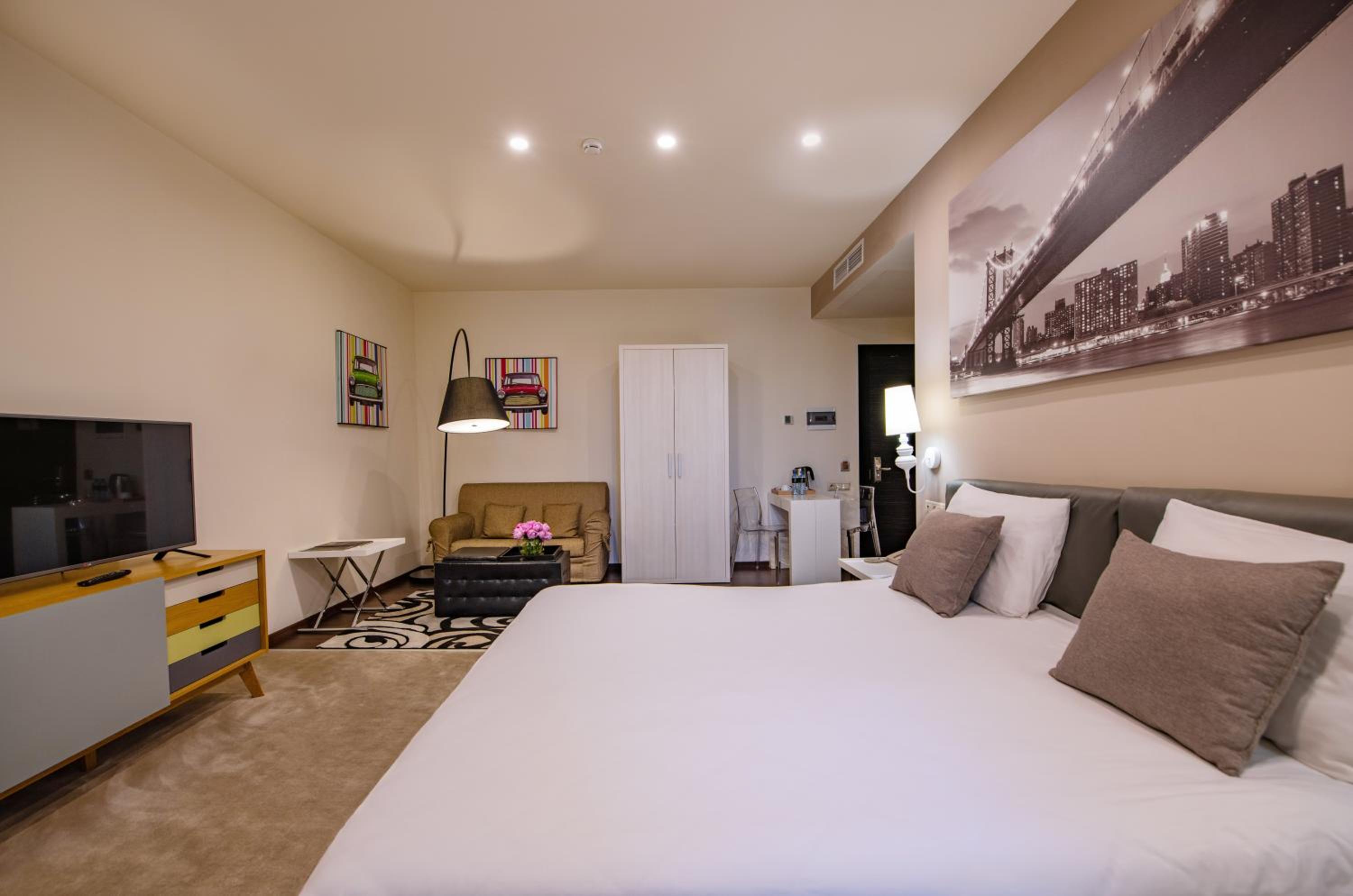 Deluxe King Room photo 3