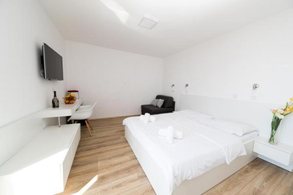 Deluxe Double Room with Side Sea View - Photo 1