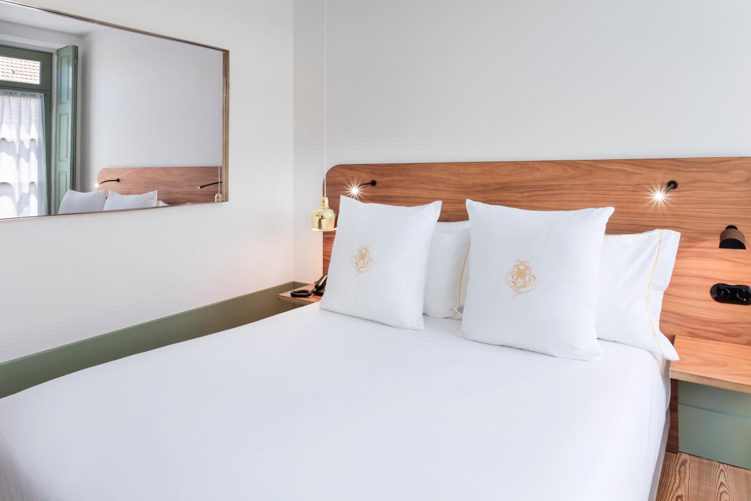 Standard Double or Twin Room - Photo 10