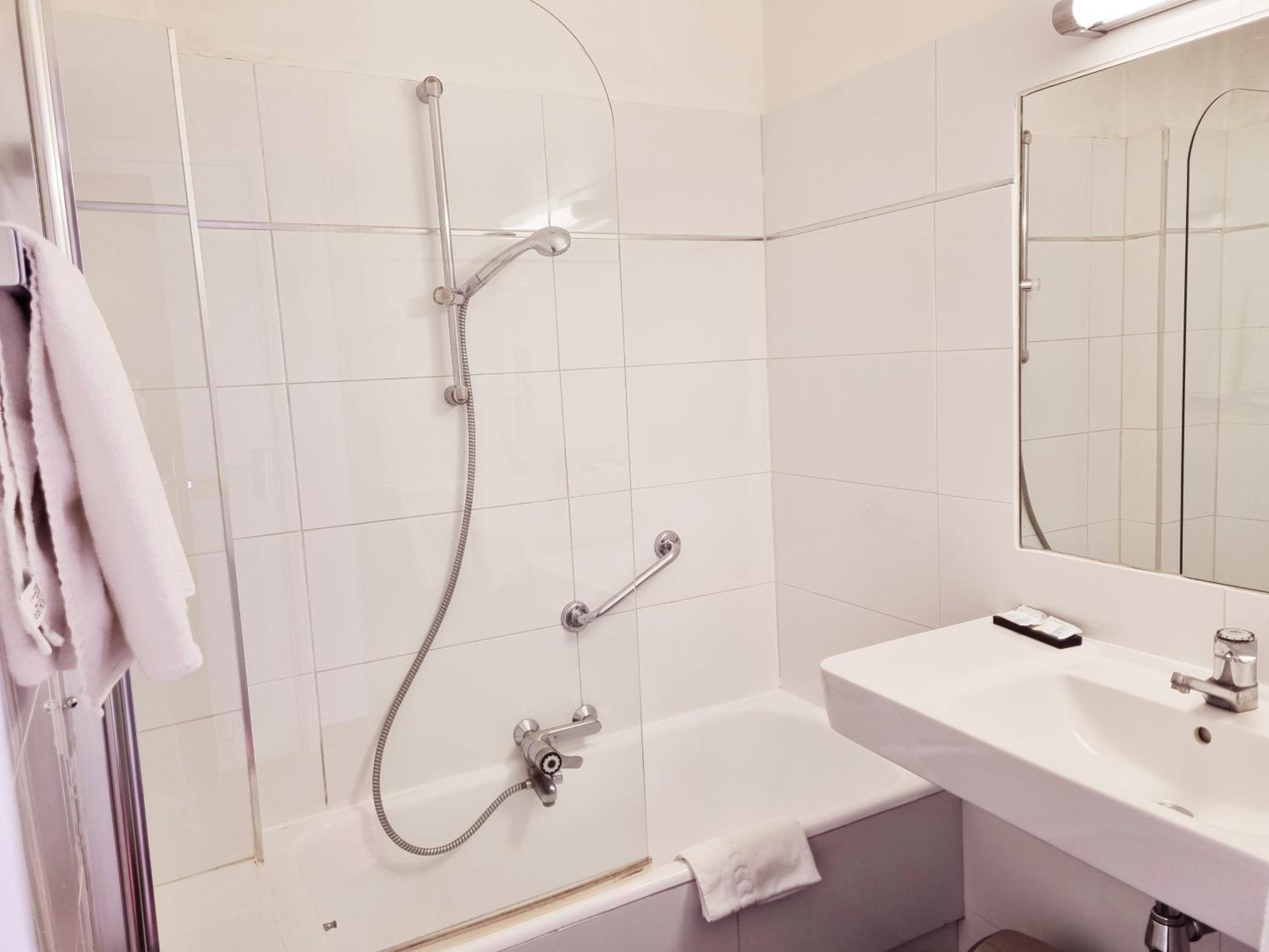 Standard Double or Twin Room - Photo 2