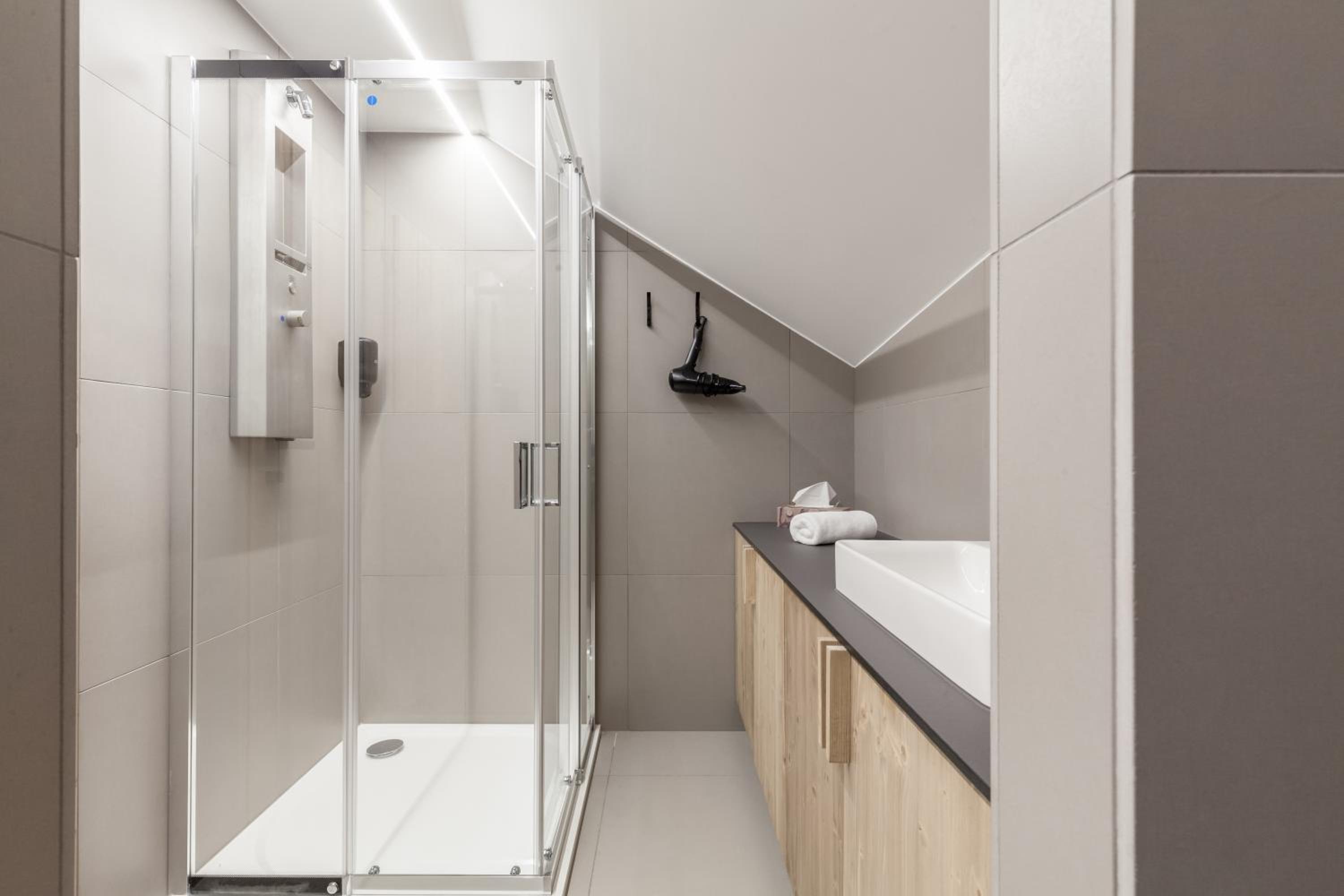 Family Room with Private Bathroom - Photo 7